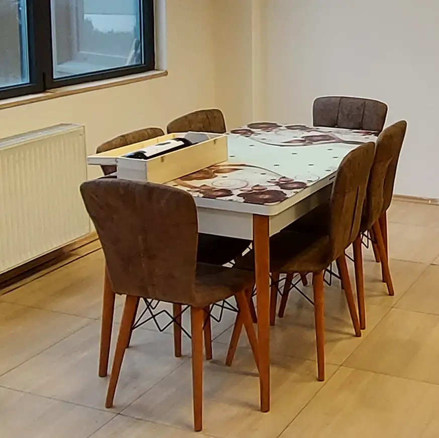 Set masa extensibila picioare lemn, blat sticla securizata +6 scaune tapitate Fusion Homs maro 80x 170 cm